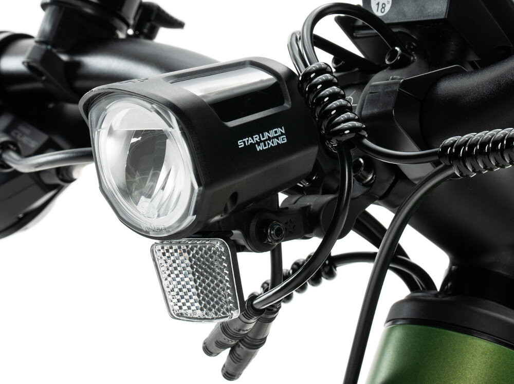 Rower elektryczny INDIANA E-MTB 4.0 U21 29 cali Zielono-czarny zbliżenie na przednią lampę bezpieczeństwo przednie i tylne oświetlenie LED dobra widoczność bezpieczeństwo na drodze wymagane przez prawo drogowe światła zasilane są bezpośrednio z baterii
