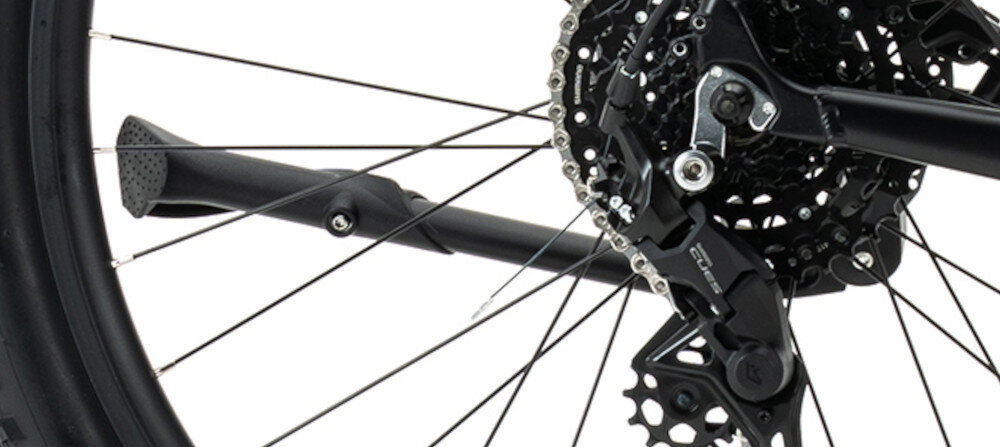 Rower elektryczny INDIANA E-MTB 4.0 U21 29 cali Zielono-czarny zbliżenie na stopkę składana stopka w centralnym punkcie ciężkości dzwonek