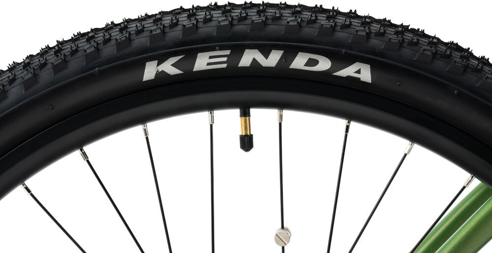 Rower elektryczny INDIANA E-MTB 4.0 U21 29 cali Zielono-czarny zbliżenie na oponę zdjęcie na białym tle rozmiar koła 29 cali łatwe pokonywanie przeszkód opony marki KENDA dobra przyczepność stożkowe obręcze z aluminium zachowanie regularnego kształtu kół stabilne trzymanie opony bezpieczna i komfortowa jazda regularne sprawdzanie ciśnienia powietrza wartość na bocznej części opony