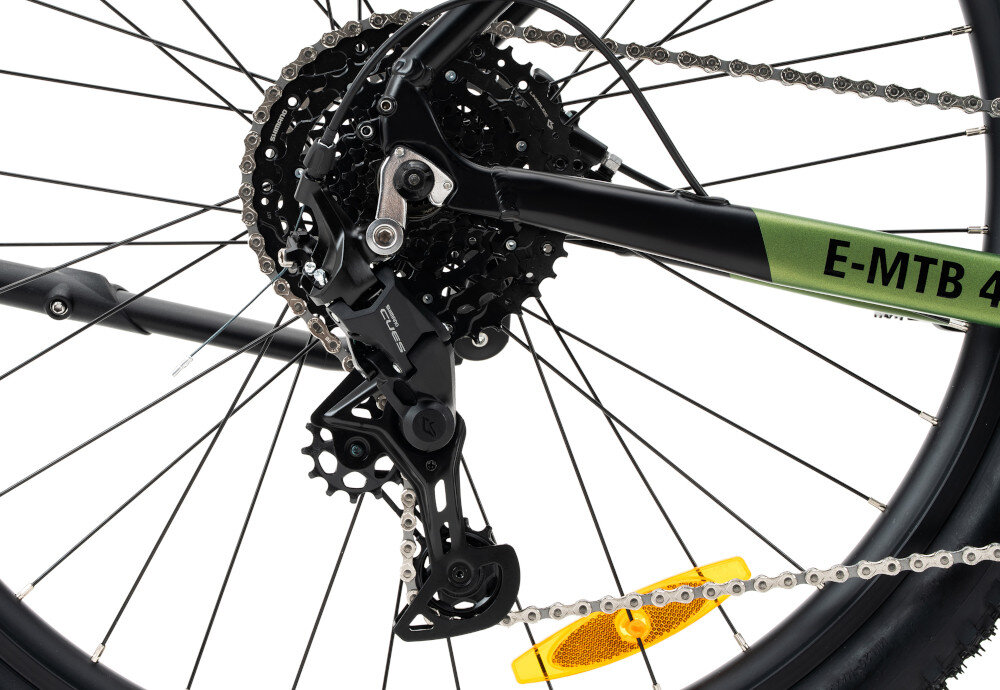 Rower elektryczny INDIANA E-MTB 4.0 U21 29 cali Zielono-czarny zbliżenie na przerzutkę manetki SHIMANO typu SL-U4000 9 biegów tylna przerzutka SHIMANO CUES dla aktywnych użytkowników niewiarygodnie płynna i szybka zmiana przełożeń wytrzymałość