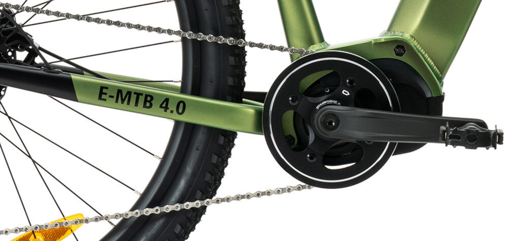Rower elektryczny INDIANA E-MTB 4.0 U21 29 cali Zielono-czarny zbliżenie na korbę i kasetę lekka i wydajna korba marki ANANDA typu EC39-F13-JIS-170 kaseta SHIMANO typu CS-LG300-9-9S/11-36 solidny wytrzyma obciążenie nawet w trudnych warunkach wytrzyma bardzo duży nacisk na pedały