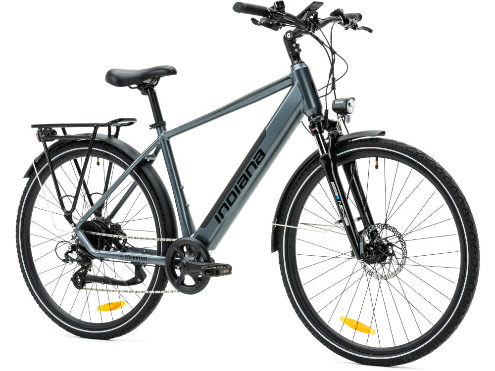 Rower elektryczny INDIANA E-Trekking M20 28 cali Grafitowo-czarny rower na białym tle widoczny od przodu pod skosem męski środek codziennego transportu do weekendowych przejażdżek elektryczny układ napędowy