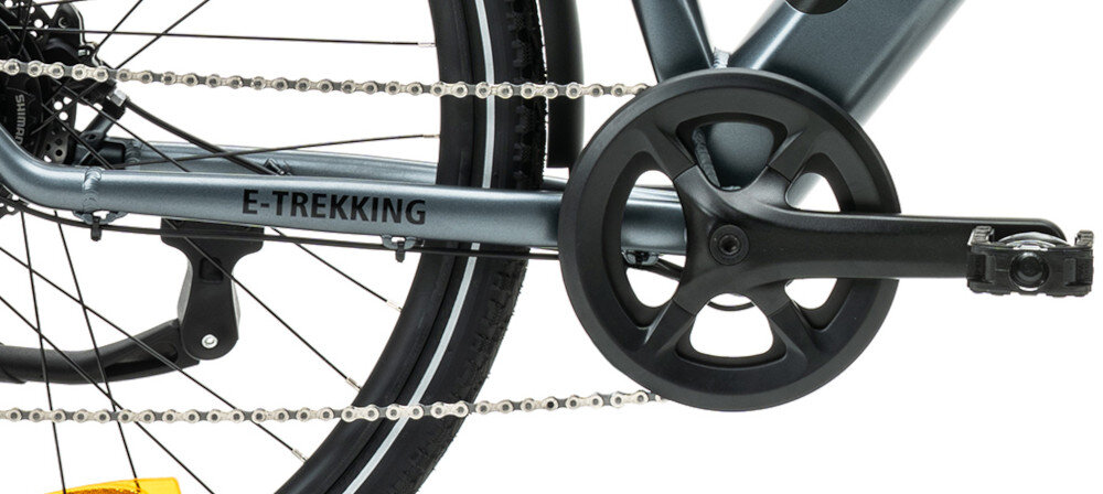 Rower elektryczny INDIANA E-Trekking M20 28 cali Grafitowo-czarny zbliżenie na korbę i kasetę lekka i wydajna korba marki JOY KIE typu RPL-FD06SP-42Tx170 kaseta SHIMANO typu CS-HG318134-8S solidny wytrzyma obciążenie nawet w trudnych warunkach wytrzyma bardzo duży nacisk na pedały