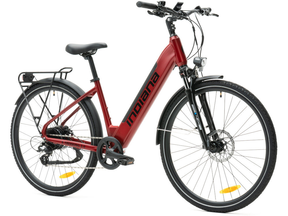 Rower elektryczny INDIANA E-Trekking 3.0 U18 28 cali Bordowo-czarny rower na białym tle widoczny od przodu pod skosem uniwersalny środek codziennego transportu do weekendowych przejażdżek elektryczny układ napędowy