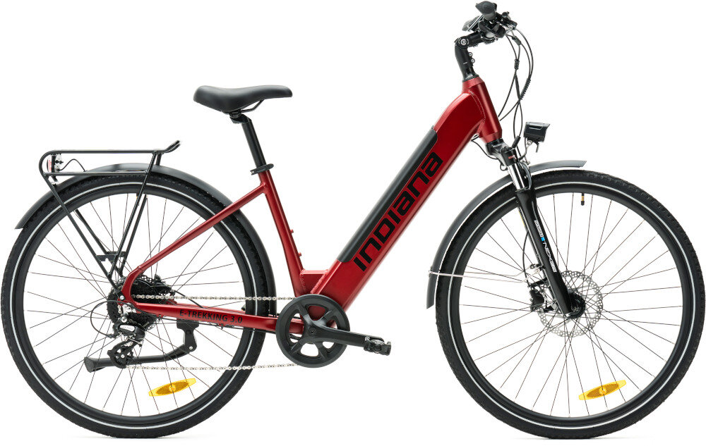 Rower elektryczny INDIANA E-Trekking 3.0 U18 28 cali Bordowo-czarny rower na białym tle widoczny z boku komfort jazdy odpowiednią kontrolę nad rowerem 18-calowa aluminiowa rama lekki zwinny łatwo go podnieść odporność na korozję kalkulator rozmiaru ramy odpowiednio dobrany rozmiar ramy wzrost mierzony w zrelaksowanej pozycji typ roweru