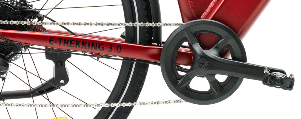 Rower elektryczny INDIANA E-Trekking 3.0 U18 28 cali Bordowo-czarny zbliżenie na korbę i kasetę lekka i wydajna korba marki JOY KIE typu RPL-FD06SP-42Tx170 kaseta SHIMANO typu CS-HG318134-8S solidny wytrzyma obciążenie nawet w trudnych warunkach wytrzyma bardzo duży nacisk na pedały