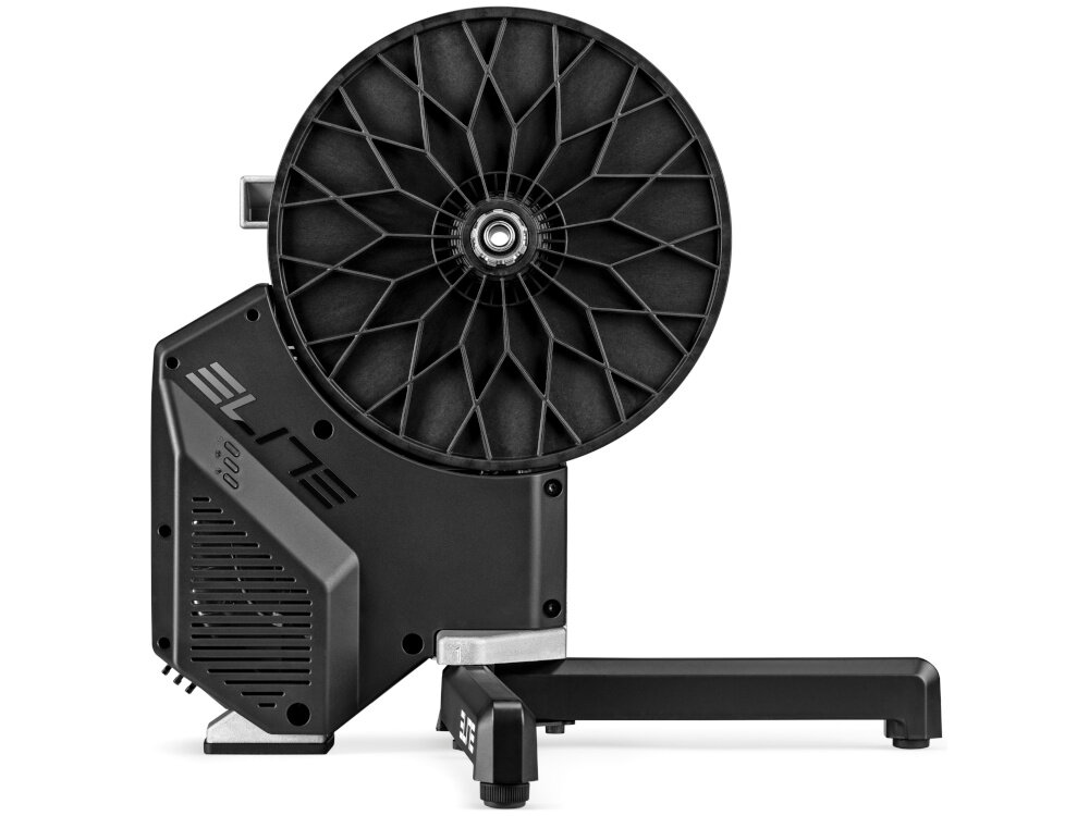 Trenażer rowerowy ELITE Rivo EL0241001 trenażer na białym tle widoczny z boku trening rowerowy w domu utrzymać formę poprawa wytrzymałość praca nad techniką jazdy symuluje różne nachylenia terenu do 18% wspiera planowanie treningów kontrola postępów przygotowanie do zawodów