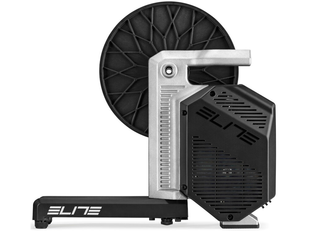 Trenażer rowerowy ELITE Rivo EL0241001 trenażer na białym tle widoczny z boku trenażer typu Direct Drive bezpośrednie połączenie z piastą roweru zmniejsza hałas płynność jazdy stabilność roweru podczas intensywnych treningów dokładne odczyty mocy
