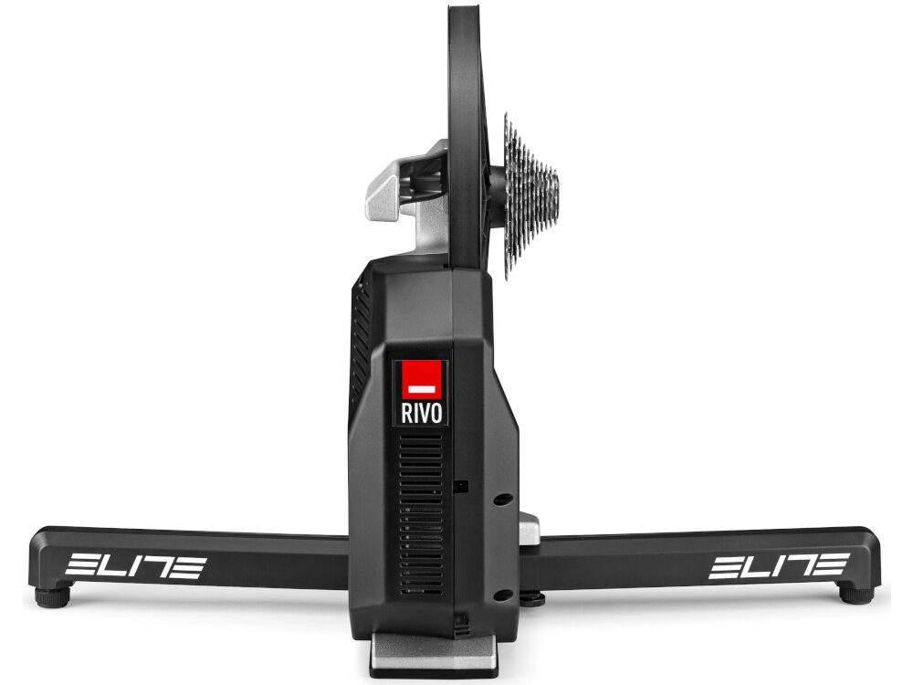 Trenażer rowerowy ELITE Rivo EL0241001 trenażer na białym tle widoczny od tyłu elektromagnetyczny system oporu dokładne odwzorowanie trudności podjazdów i zjazdów regulacja automatycznie w aplikacjach lub ręcznie ułatwia pracę nad siłą nóg i wytrzymałością symulowane nachylenia do 18%