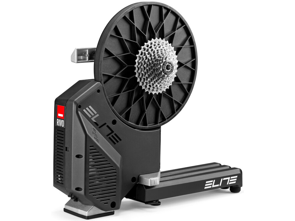 Trenażer rowerowy ELITE Rivo EL0241001 trenażer na białym tle widoczny z przodu pod skosem Bluetooth i Wi-Fi kompatybilny z aplikacjami Kinomap My E-Training Trainer Road Zwift śledzenie postępów udział w wirtualnych wyścigach dostosowywanie treningów do indywidualnych potrzeb