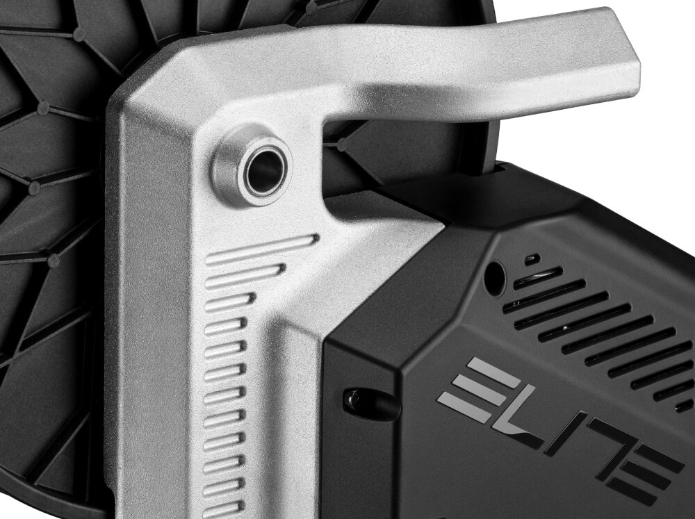 Trenażer rowerowy ELITE Rivo EL0241001 zbliżenie na konstrukcję trenażera dokładność pomiaru mocy na poziomie 2,5% analiza wyników kontrola postępów w czasie rzeczywistym pomoc w planowaniu spersonalizowanych treningów