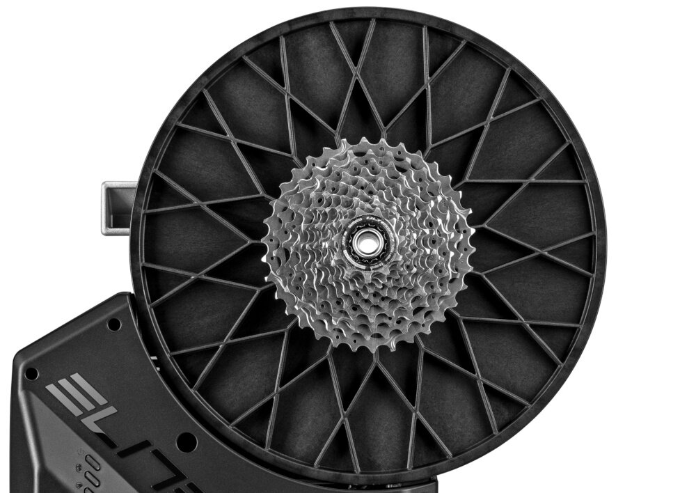 Trenażer rowerowy ELITE Rivo EL0241001 zbliżenie na zębatkę kompatybilny z piastami 130–135 x 5 mm i 142 x 12 mm TA dopasowanie sprzętu do własnych preferencji ułatwia podłączenie roweru i szybkie rozpoczęcie treningu bez dodatkowych adapterów