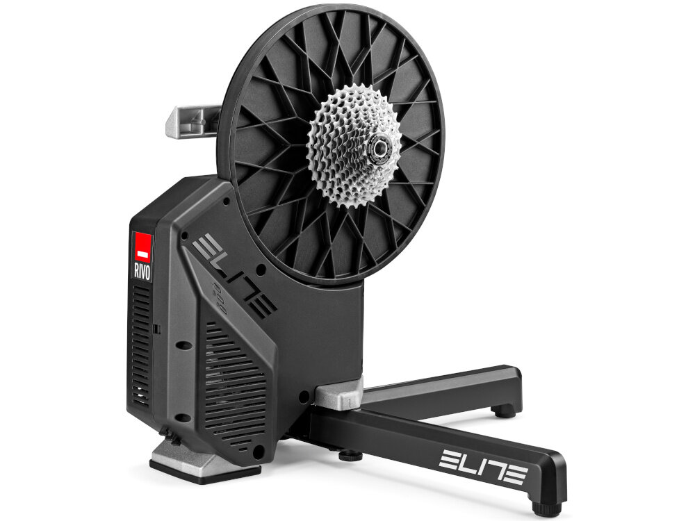Trenażer rowerowy ELITE Rivo EL0241001 trenażer na białym tle widoczny z boku pod skosem moc do 2000 W maksymalne obciążenie do 110 kg intensywne treningi w trybie interaktywnym i manualnym realistyczne symulowanie podjazdów i sprintów