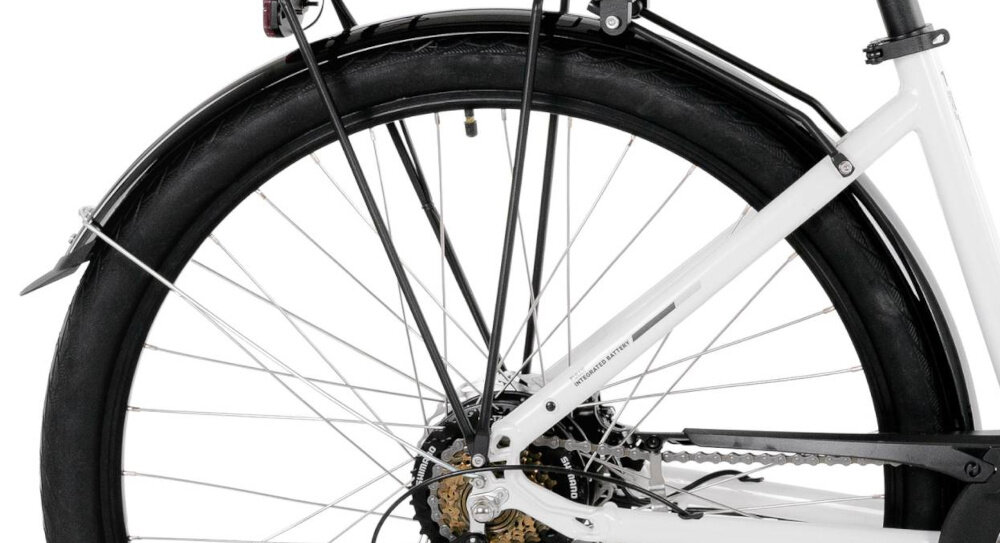 Rower elektryczny PROECO Wave AN 1.0 M19 28 cali Biały zbliżenie na tylne koło widoczny błotnik solidne błotniki osłona łańcucha ochrona przed błotem wodą i zabrudzeniami ułatwiają też utrzymanie roweru w czystości podnosi komfort codziennych dojazdów i rekreacyjnych wycieczek