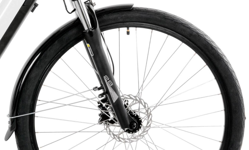 Rower elektryczny PROECO Wave AN 1.0 M19 28 cali Biały zbliżenie na przednie koło białe tło rozmiar koła 28 cali łatwo pokonać różne przeszkody duży kontakt koła z podłożem szerokie opony marki WANDA dobra przyczepność aluminiowe obręcze marki RMT Components zachowanie regularnego kształtu kół stabilne trzymanie opony regularne sprawdzanie ciśnienia powietrza wartość na bocznej części opony