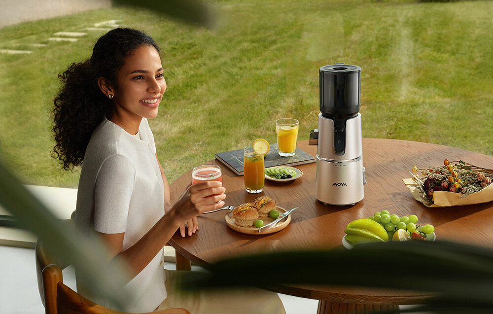 Wyciskarka wolnoobrotowa MOVA SJ10 proste przygotowanie świeżych soków, szeroki otwór wsadowy, zaawansowany system dwuetapowego wyciskania