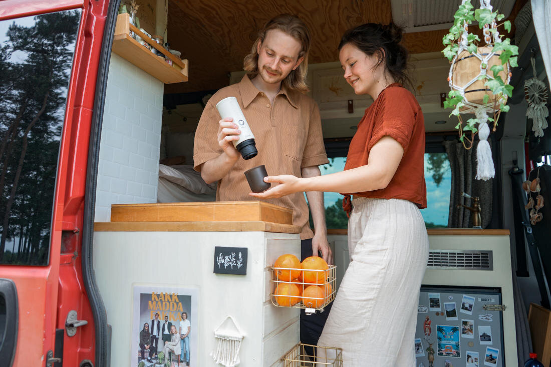 Ekspres OUTIN Nano Biały wygląd design tło wizualizacja Mobilna kawa bez kompromisów