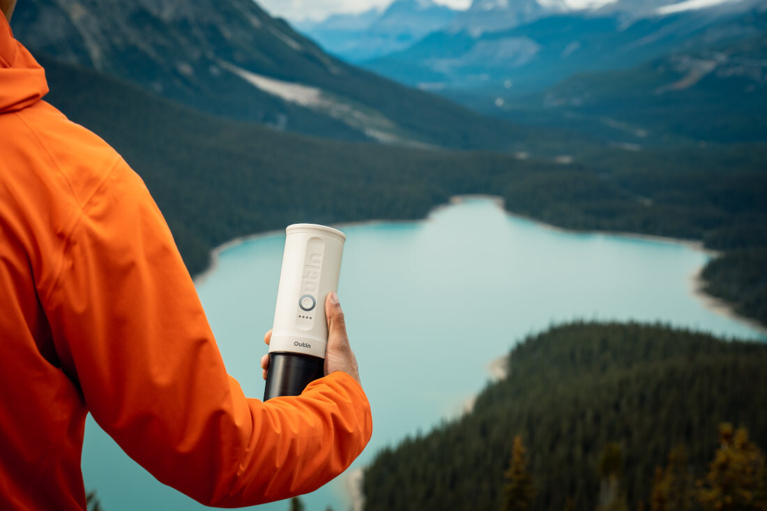 Ekspres OUTIN Nano Biały wygląd design tło wizualizacja Lekki i mobilny waga wymiary rytuał kawowy