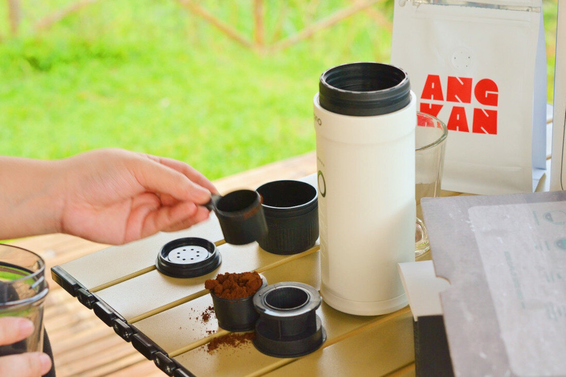 Ekspres OUTIN Nano Biały Mielona i kapsułki współpracuje z kawą mieloną kapsułkami typu Nespresso® 50–80 ml zimnej lub gorącej wody