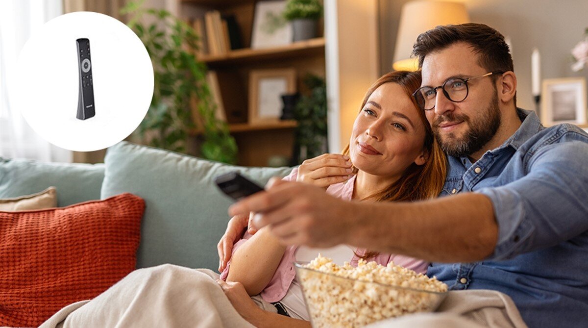 Soundbar SHARP HT-SB146 HDMI ARC, HDMI CEC, sterowanie jednym pilotem, łatwe podłączenie, osoby siedzące na kanapie, mężczyzna trzymający pilot w ręku