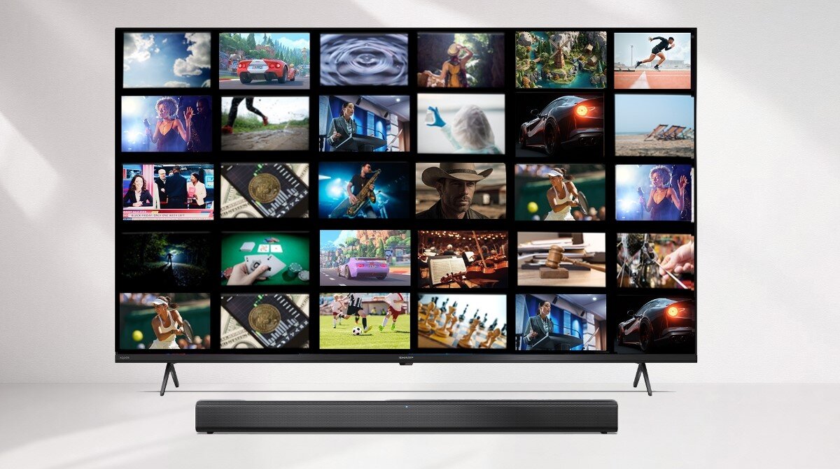 Soundbar SHARP HT-SB146 korektor, tryby GŁOS FILM SPORT GRA MUZYKA NOC, optymalny dźwięk, telewizor z soundbarem od frontu na szarym tle