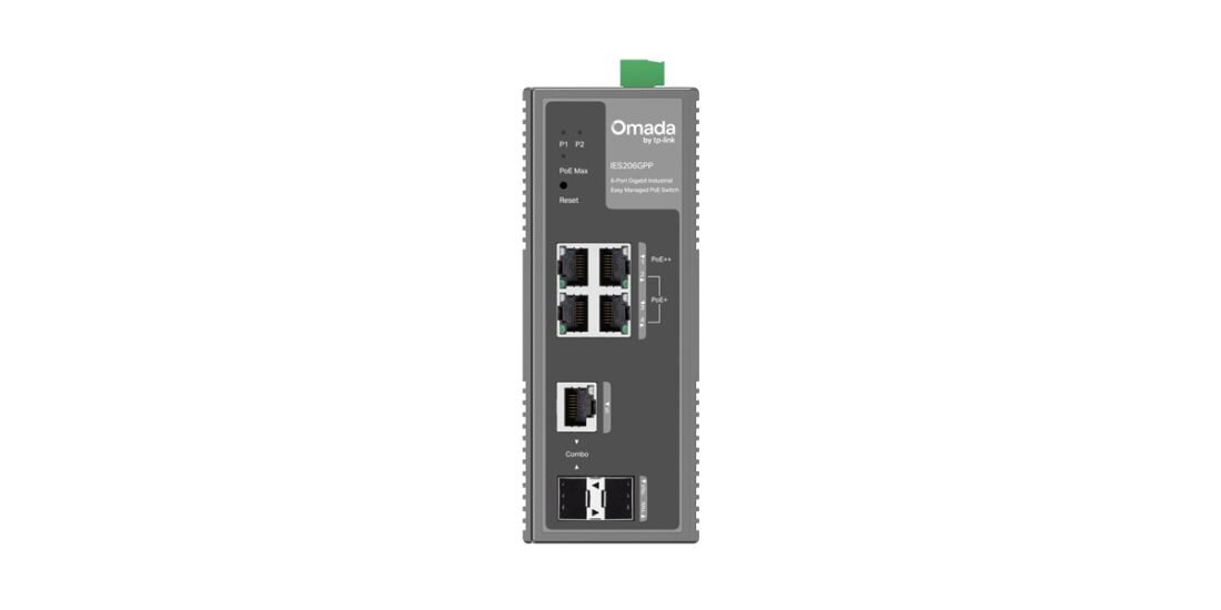 Przełącznik TP-Link Omada pokazuje tylny panel z gniazdem zasilania i otworami wentylacyjnymi na jasnym tle