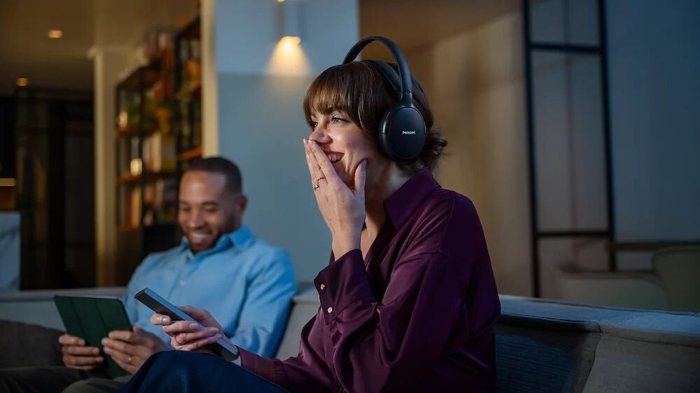 Słuchawki nauszne PHILIPS SHC5200M2/12, bezprzewodowy dźwięk telewizora, czyste brzmienie, osoba z założonymi słuchawkami
