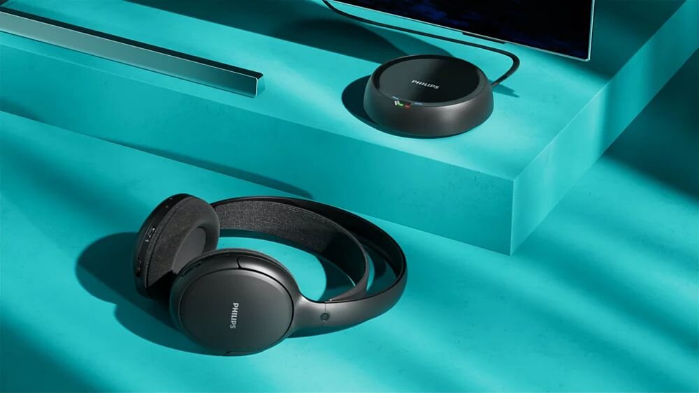 Słuchawki nauszne PHILIPS SHC5200M2/12, jednostka bazowa, kabel 3,5 mm, wstępne parowanie, regulacja głośności, słuchawki leżące na turkusowym blacie