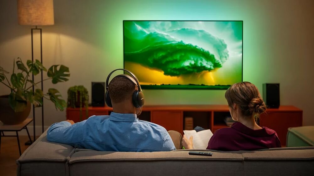 Słuchawki nauszne PHILIPS SHC5200M2/12, ciepły naturalny dźwięk Philips, głęboki bas, czyste wysokie tony, osoba z założonymi słuchawkami