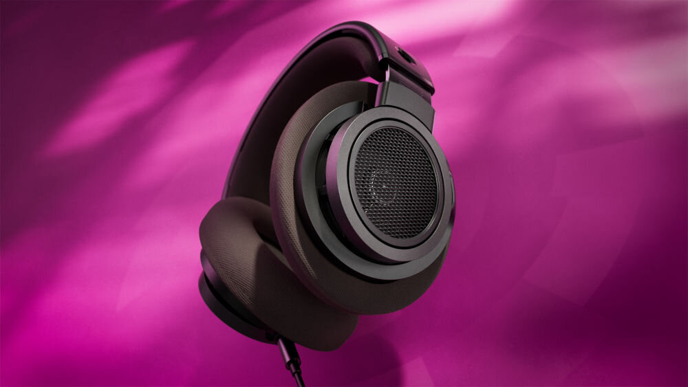 Słuchawki nauszne PHILIPS SHP9500CY/00 otwarta konstrukcja scena dźwiękowa, słuchawki nauszne po skosie na różowym tle