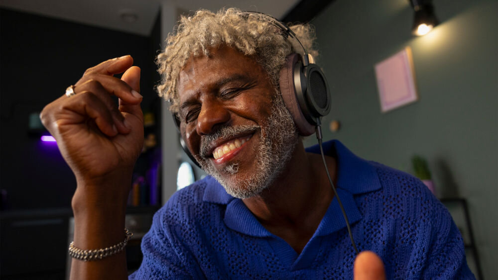 Słuchawki nauszne PHILIPS SHP9500CY/00 materiały z recyklingu zrównoważone opakowanie, osoba z założonymi słuchawkami nausznymi