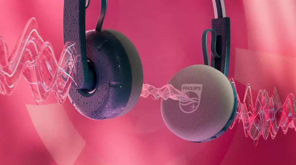 Słuchawki PHILIPS TAH2000TL/00 mikrofon redukcja szumów wyraźny głos, słuchawki po skosie na różowym tle, dźwięk przechodzący przez nauszniki