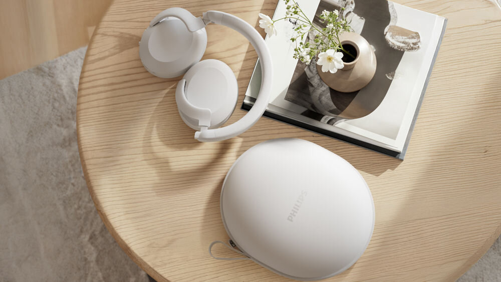 PHILIPS TAH8000EWT/00 słuchawki ekologiczne tworzywo, recykling, FSC, papier z tuszem sojowym, słuchawki nauszne leżące na stoliku