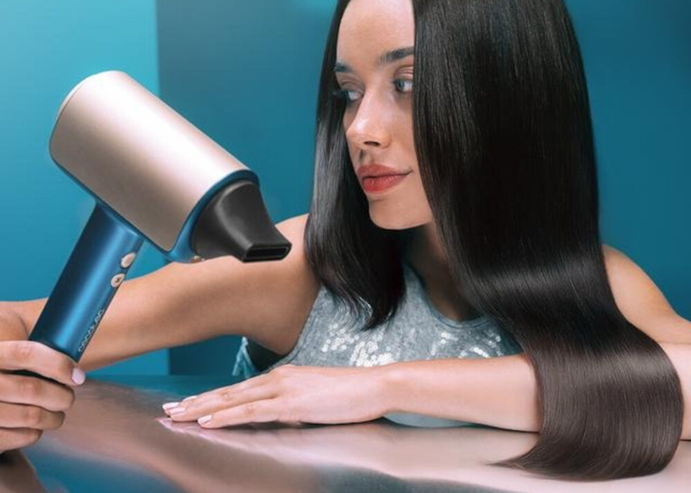 Suszarka CECOTEC DryGlam Nano Plasma Czarny 1600 W zdjęcie lifestyle Precyzyjne modelowanie koncentrator wygładzanie, prostowanie i dokładne modelowanie fryzury efekt stylizacja