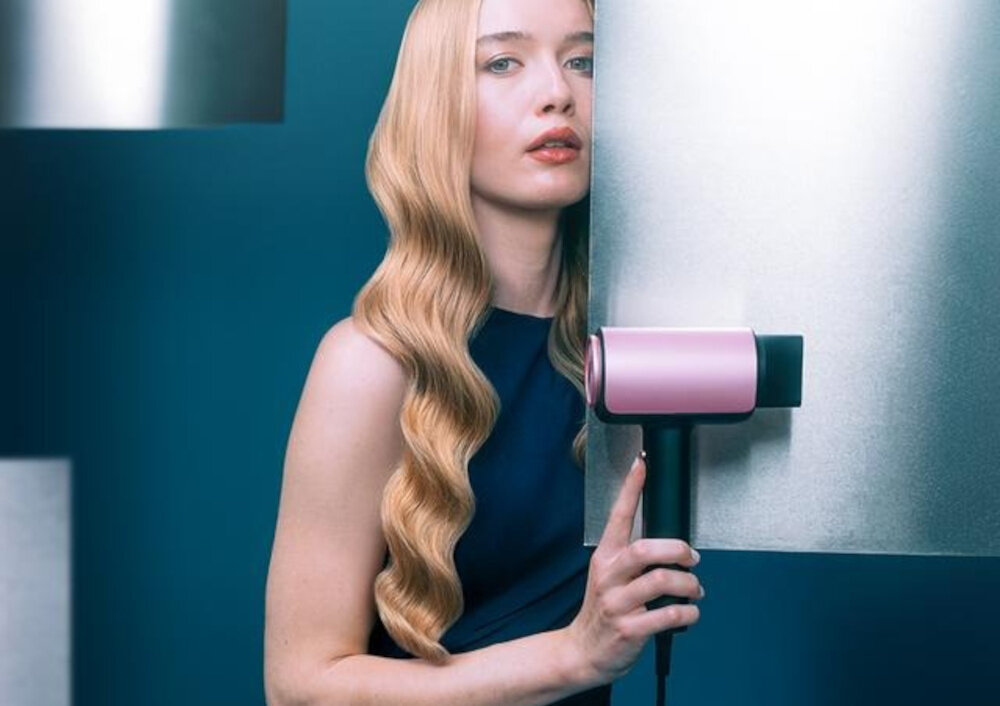 Suszarka CECOTEC DryGlam Nano Plasma Niebieski 1600 W zdjęcie lifestyle Utrwalenie fryzury Funkcja zimnego nadmuchu Chłodne powietrze domyka proces modelowania włosów