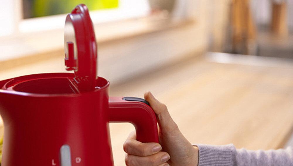 Czajnik BOSCH MyMoment TWK4M227 Beżowy Otwieranie pokrywy wygoda przycisk dostęp napełnienie