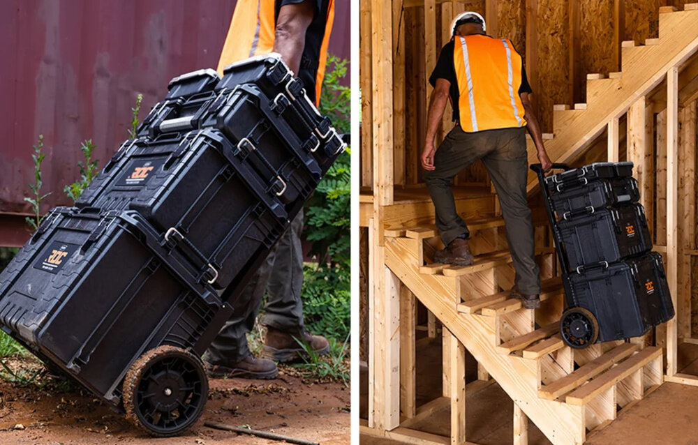 Rączka teleskopowa KETER Roc Pro Gear 2.0 dwa zdjęcia na obu osoba ciągnie za rączkę wypełnioną skrzynkami schody plac budowy wygodny transport narzędzi wszechstronne zastosowanie