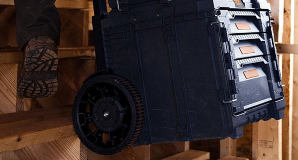 Rączka teleskopowa KETER Roc Pro Gear 2.0 drewniane schody osoba wciąga skrzynki po schodach zbliżenie na kółka duże, 9-calowe kółka płynne poruszanie się transport narzędzi jest stabilny i mało uciążliwy udźwig do 80 kg