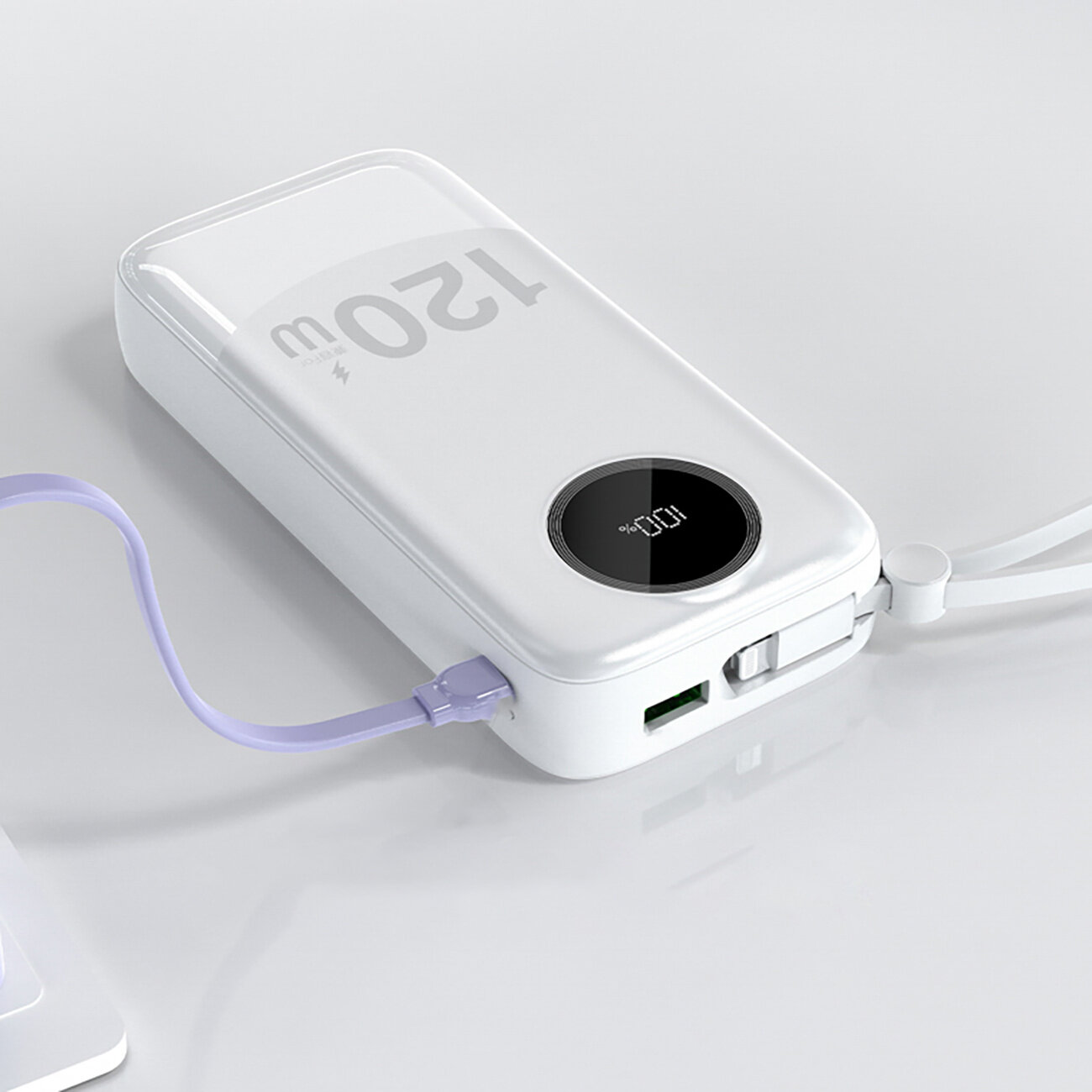 Biały powerbank z wyświetlaczem pokazującym \'100%\' oraz widocznym napisem \'120W\'. Urządzenie ma wbudowane kable i porty USB-C oraz USB-A.