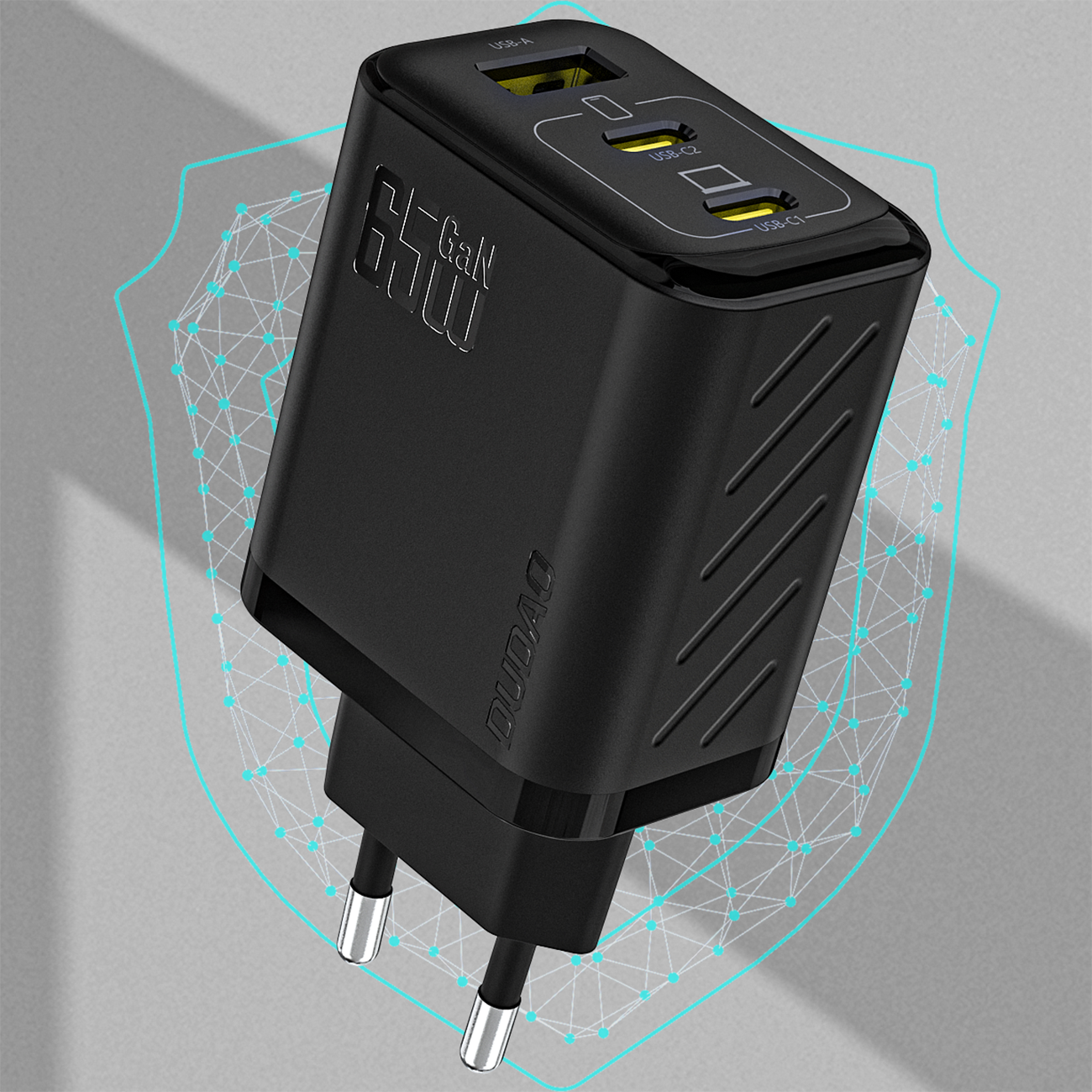 Czarna ładowarka sieciowa z dwoma portami USB, oznaczonymi jako USB-A i USB-C1. Na obudowie widoczne są napisy \'65W GaN\' oraz \'DUDAO\'.