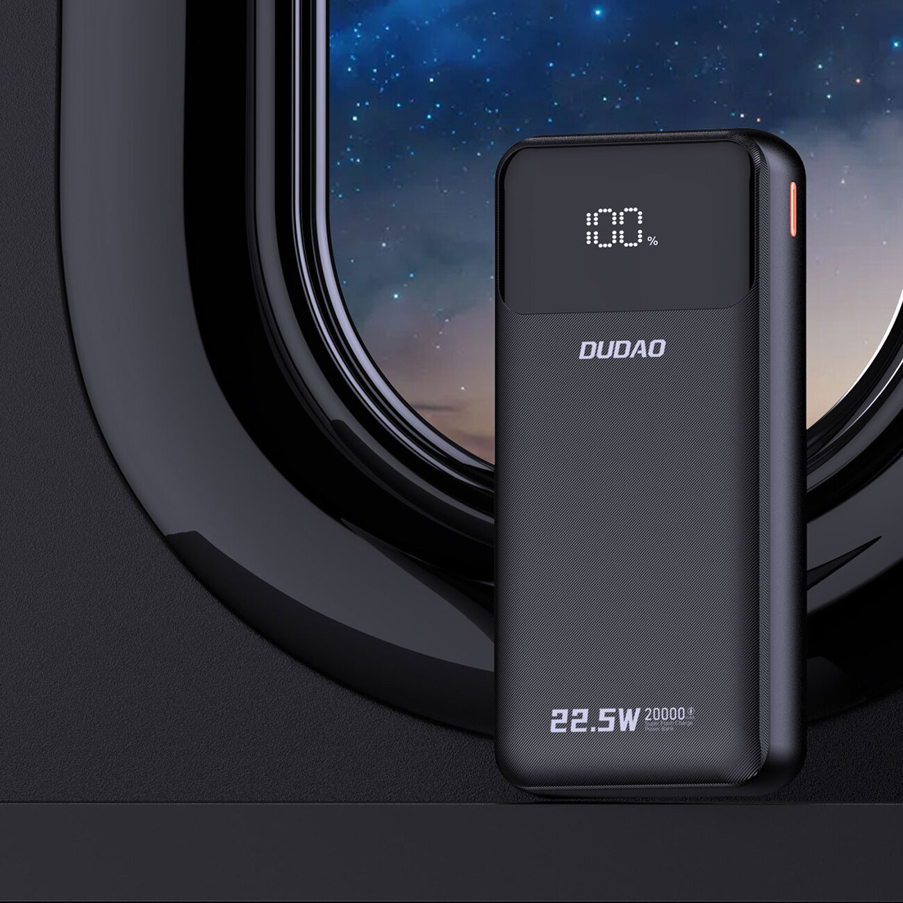 Czarny powerbank z wyświetlaczem pokazującym \'100%\' oraz logo \'DUDAO\'. Na dole widoczny jest napis \'22.5W 20000mAh\'.