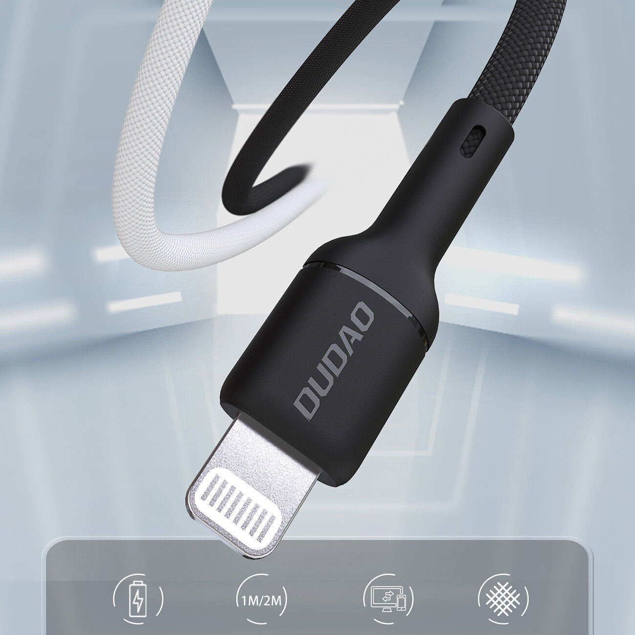 Czarny kabel z końcówką Lightning, na której widnieje napis \'DUDAO\'. W tle widoczne są ikony przedstawiające ładowanie, długość kabla 1M/2M oraz symbol wytrzymałości.