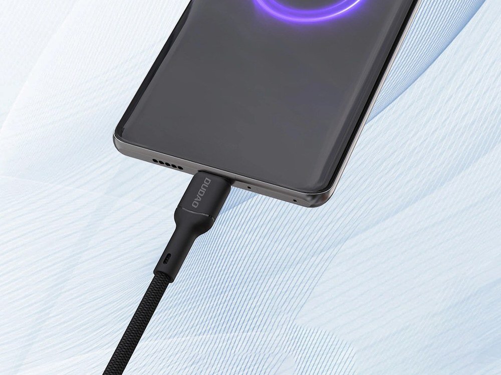 Smartfon podłączony do czarnego kabla USB-C z widocznym logo \'DUDAO\'.