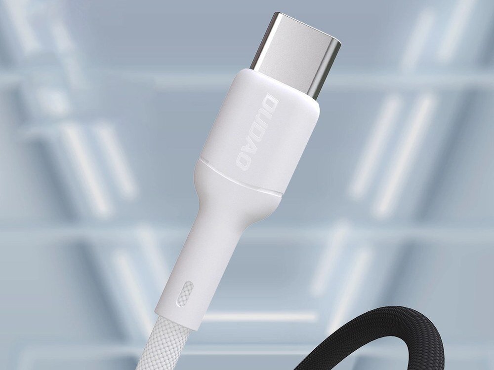 Biały kabel USB-C z widocznym logo \'DUDAO\' na wtyczce. Tło jest rozmyte, w odcieniach niebieskiego.
