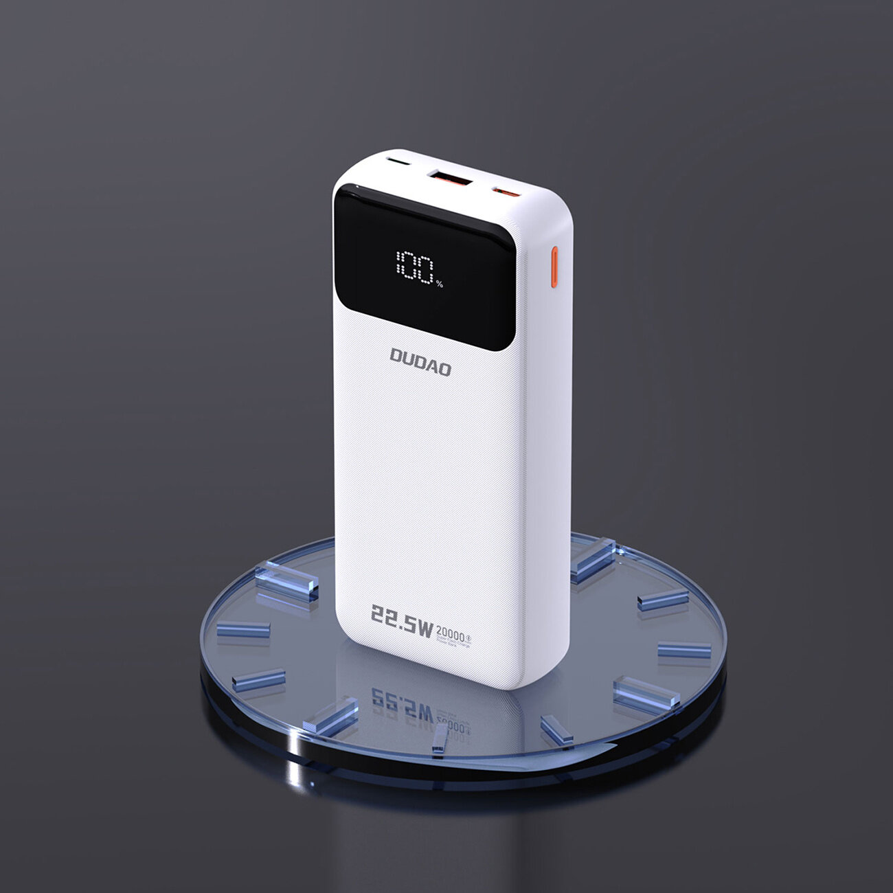 Biały powerbank z wyświetlaczem pokazującym \'100%\' oraz napisami \'DUDAO\' i \'22.5W 20000mAh\'. Urządzenie stoi na przezroczystej podstawce z niebieskimi elementami.