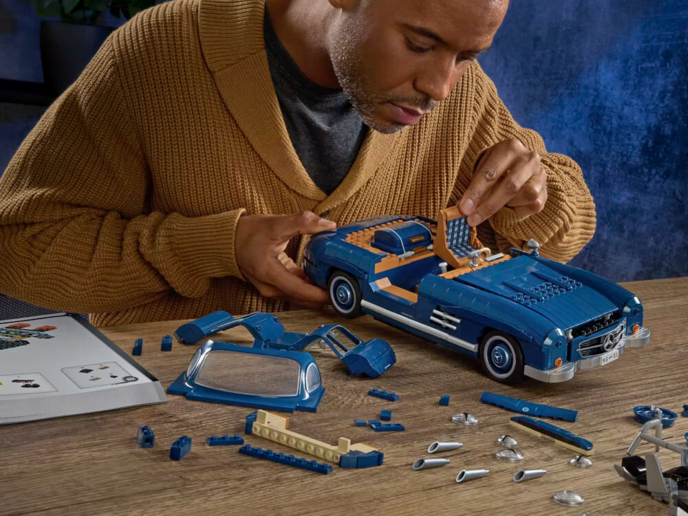 Klocki plastikowe BRICK SHOP Hot Wheels Premium Series Mercedes-Benz 300 SL HWW25 w trakcie składania na blacie rozłożone części