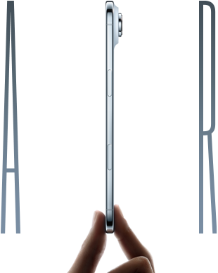 iPhone Air w kolorze błękitnym pokazany z boku, trzymany kciukiem i palcem wskazującym, zaprezentowane są bardzo smukły profil, system aparatu Fusion, przycisk boczny i panel Sterowanie aparatem