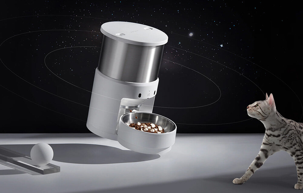 Dozownik karmy automatyczny PETKIT Fresh Element 3 Smart Pet Feeder 3 l kot obok dozowanika z pełną miską dedykowana aplikacja zdalne zarządzenie nagrania krótkie wiadomości