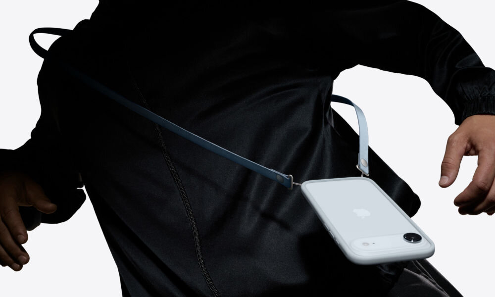 Pasek na ramię APPLE z założónym smartfonem w etui