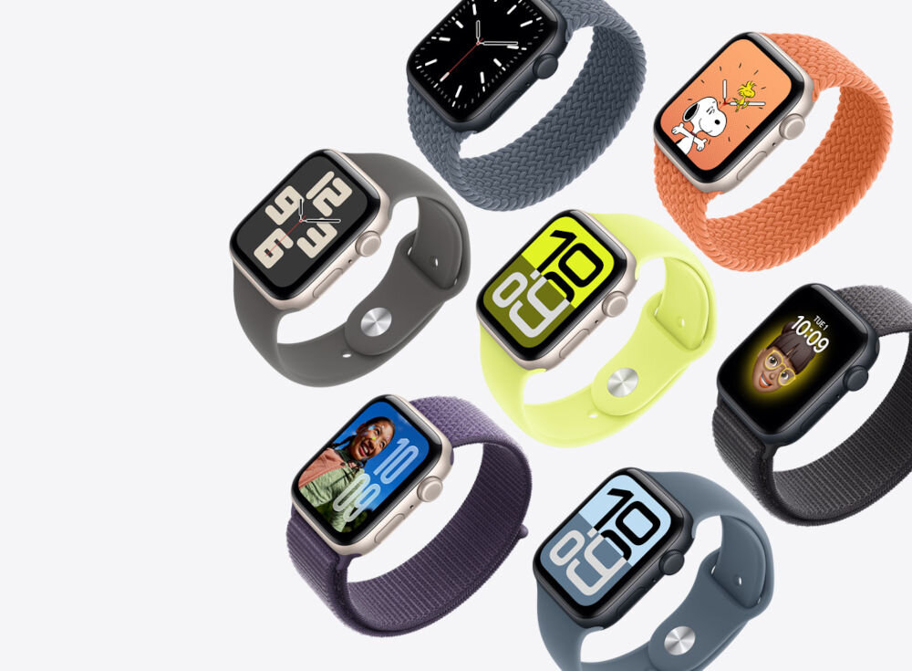 APPLE Watch SE 3 Szeroki wybór tarcz pasków wykonanych z różnych materiałów - prezentacja zegarków w różnych wersjach kolorystycznych na jasnym tle